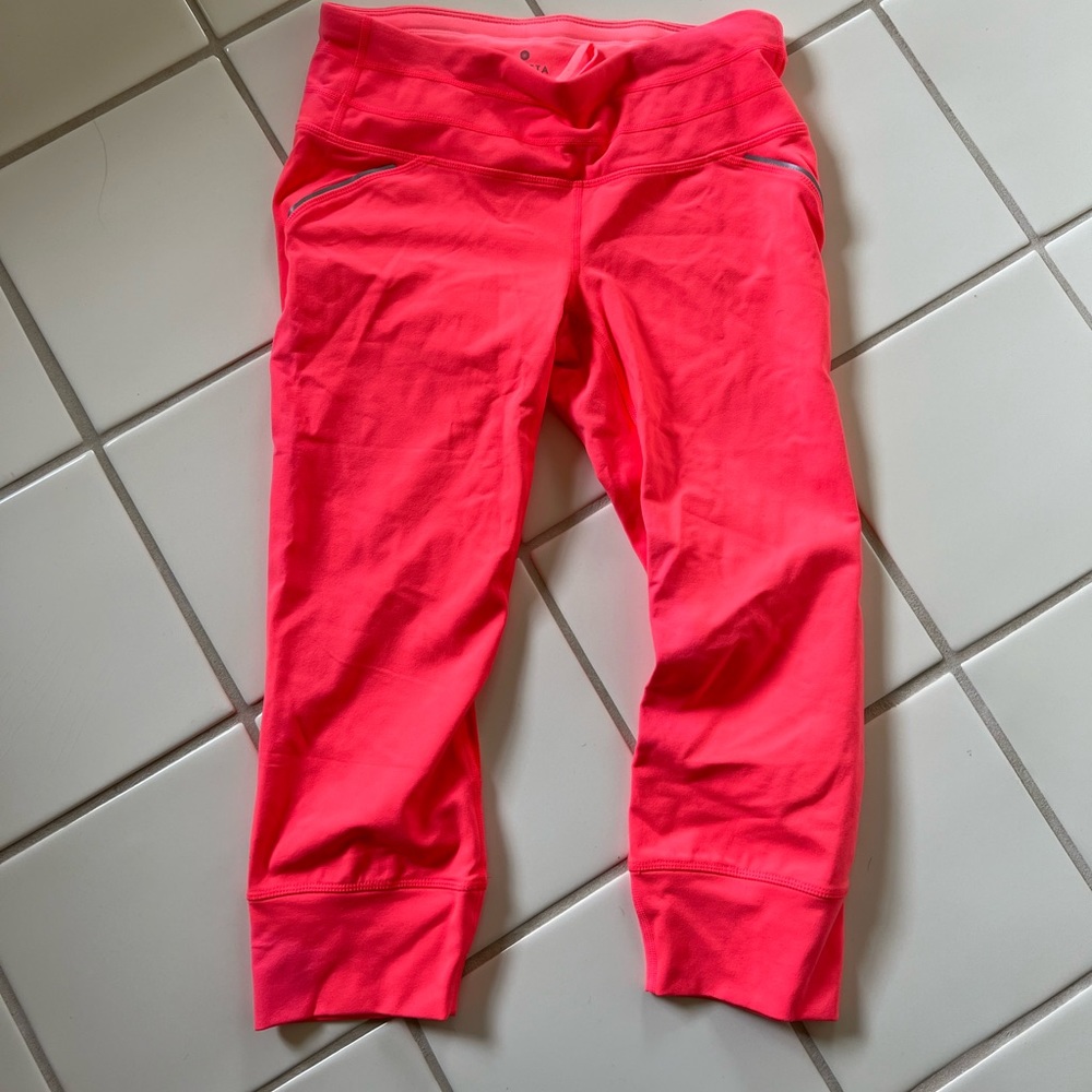 ATHLETA NEVER WORN CROPPED CORAL LEGGING